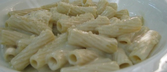 Rigatoni ai quattro formaggi (pasta med ostesauce af 4 slags ost ...
